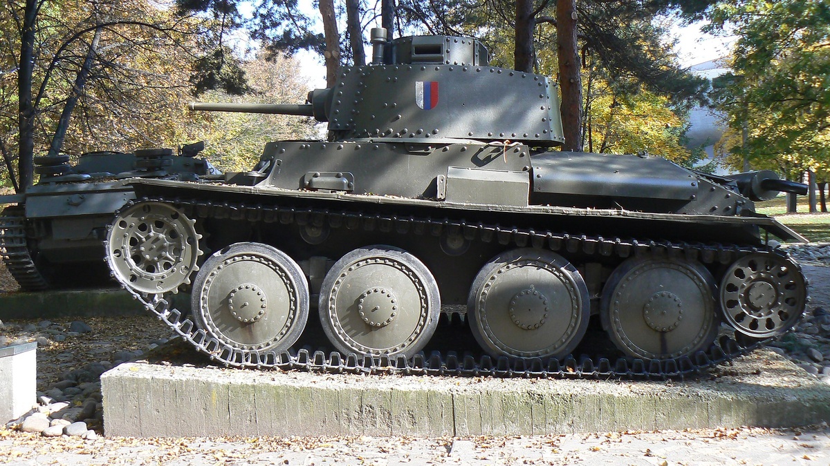 LT Vz.38 с поздней военной эмблемой Первой Словацкой республики на башне.