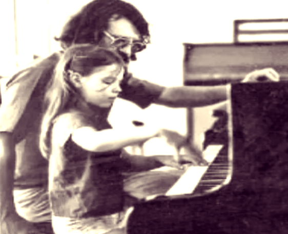 Юная Полина за уроками музыки