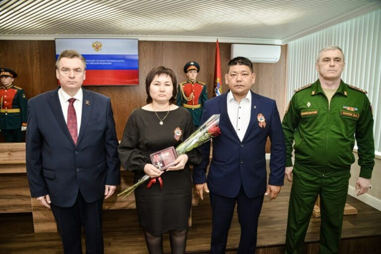    Орден Мужества вручили родным погибшего бойца Данияра Ищанова из Беляевского района Белов Михаил Александрович