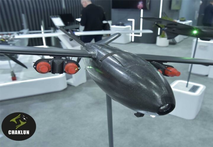 Фото с международной выставки IDEX 2025 в ОАЭ, данный БПЛА может быть модификацией К или А. Как я понимаю основное отличие К от А – у К один аккумулятор (два у А), в два раза меньше дальность управляемого полёта и отсутствует система автоматического наведения.