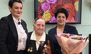    Глава Нефтеюганского района вручила медаль к 80-летию Победы труженице тыла Анне Каримовой