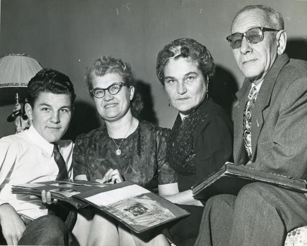 Слева направо: Орр Чистяков-Янковский, Анна Чистякова, Виктория Юрьевна Чистякова-Янковская, Пётр Дмитриевич Чистяков,
США, Пенсильвания, 1962 г.