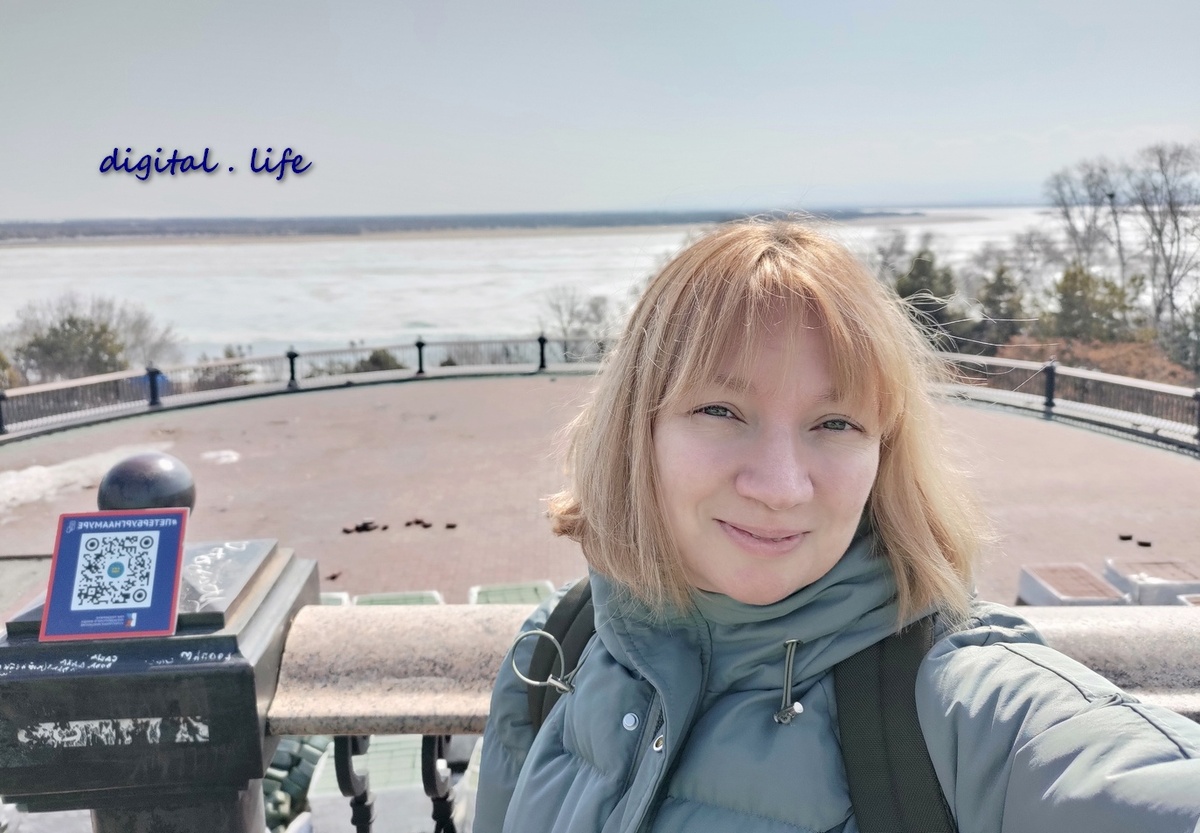 Здесь я перед болезнью, простыла снова с температурой высокой и слегла, и лежащей работала. Вышла посмотреть на Амур-Батюшку, сил и настроения набраться.