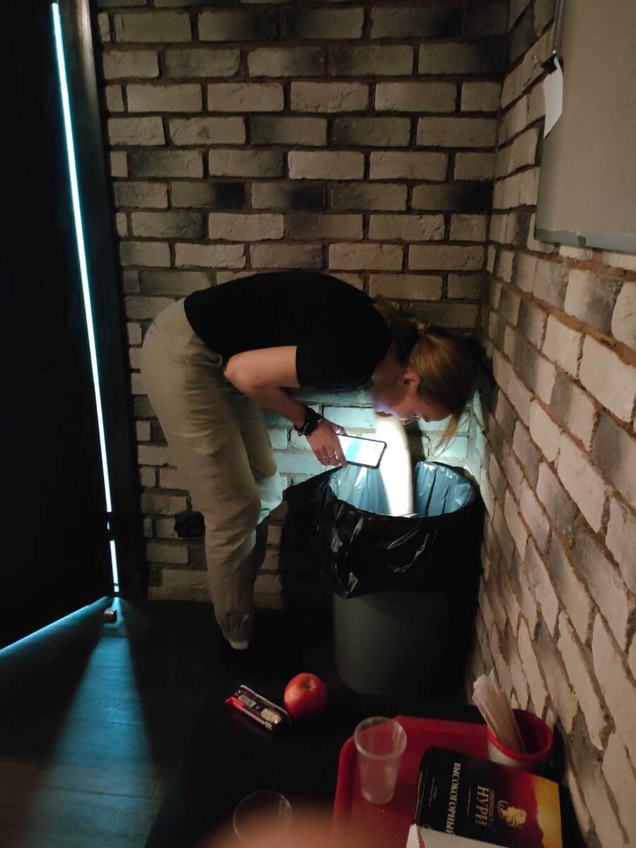 Ребята зафоткали меня во время репы... Лучше не знать, что я там ищу, да и вряд ли об этом можно догадаться. В этот раз точно не деньги, хотя в качестве рабочей версии сойдёт )))