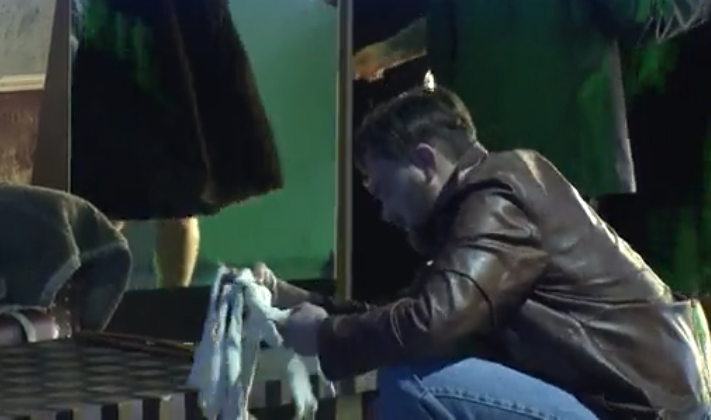 Молодой человек проник в Павильон и спрятался в вентилиционной трубе. 