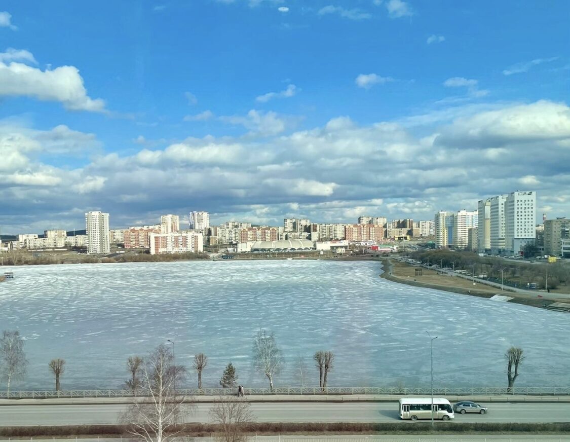 Мой город с высоты 7 этажа "Шайбы". Пруд всё ещё во льду, но ходить по нему уже опасно