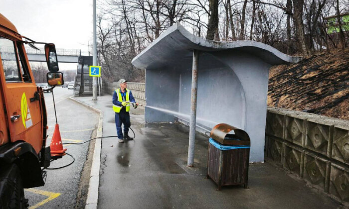 В столице ДФО моют остановки / фото: администрация Владивостока