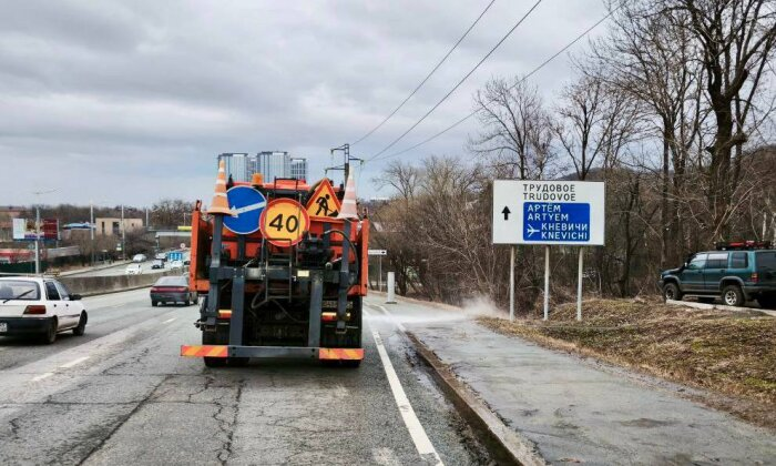 В столице Приморья работа кипит на дорогах, улицах, в парках / фото: администрация Владивостока 