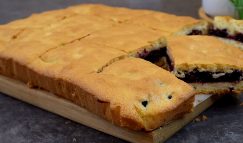 Универсальный рецепт бисквита: сочного, нежного, рыхлого. Пирог с ягодной начинкой (в разрезе как пирожное