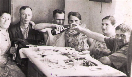 Фронтовик с гармошкой, после трудового дня.