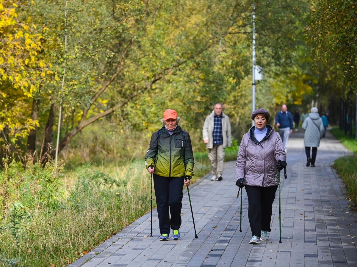    Люди отдыхают в парке Яуза в Москве© РИА Новости / Илья Питалев