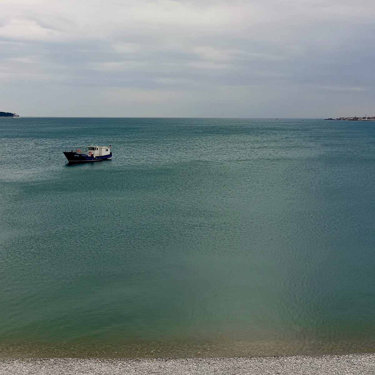 Дышим морским воздухом на набережной Геленджика.
