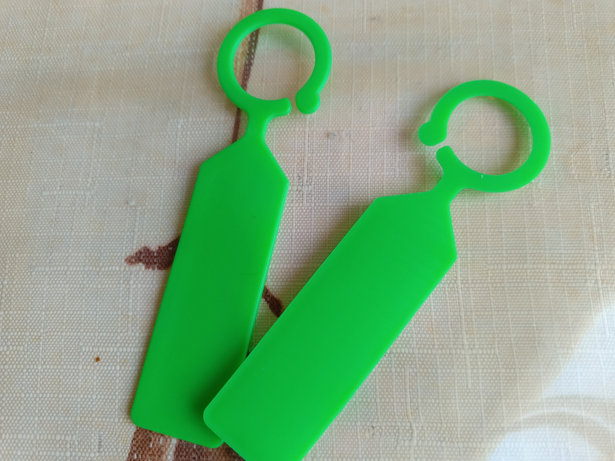 фото автора: так выглядят навесные бирки