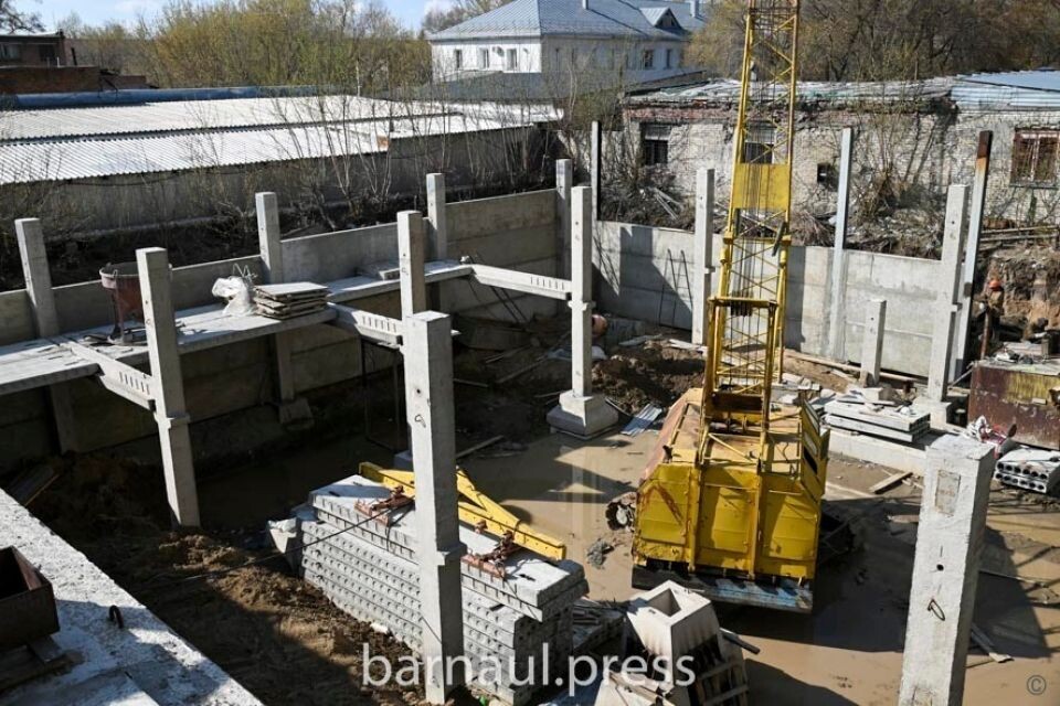    Стройка на ул. П. Сухова, 34. Источник: barnaul.org