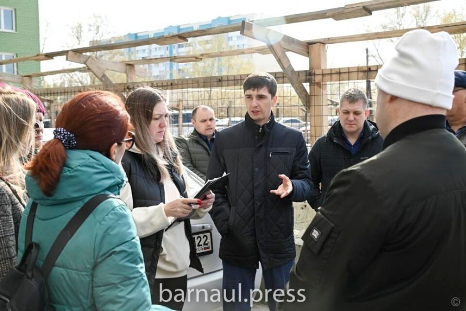    Выездное заседание у строящегося дома на ул. П. Сухова, 34. Источник: barnaul.org