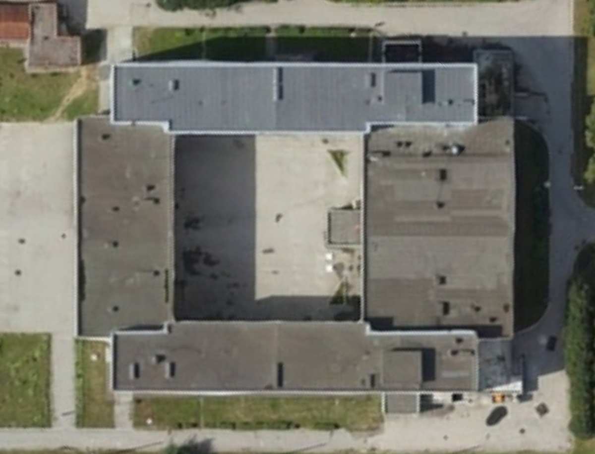 Так эта школа выглядит сверху. Под левой частью можно пройти, вход со внутреннего двора. Фото - Яндекс-карты