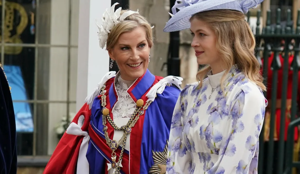 Королева Камилла «проигрывает». Дворец выводит на сцену забытую герцогиню Софи. Хитрый план или интриги против королевы?