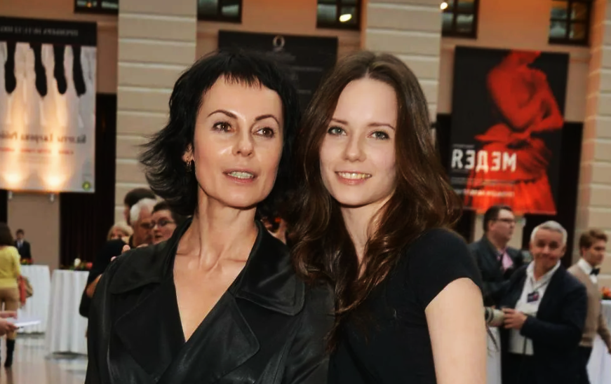 на фото Ирина Апексимова с дочерью Дарьей Авратинской 