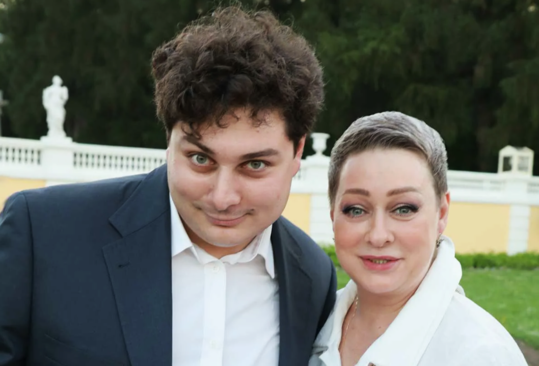 на фото Мария Аронова с сыном Владиславом Гандрабурой 