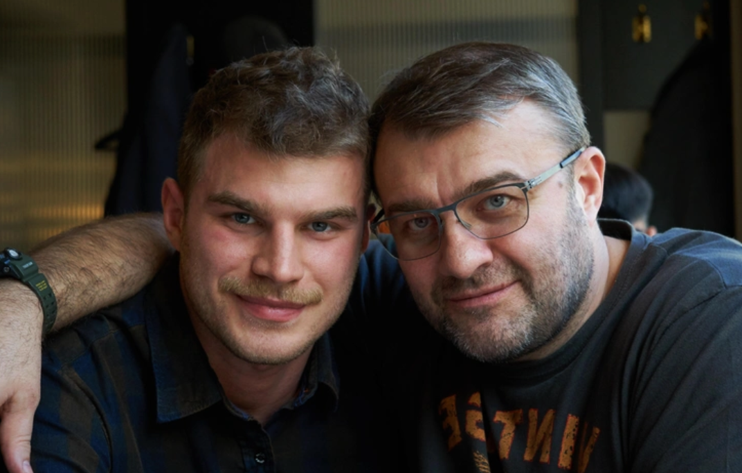 на фото Михаил Пореченков с сыном Владимиром Любимцевым 
