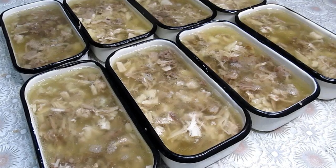 Откроешь холодильник, а он там! Прозрачный, насыщенный, вкусный...нет слов. Холодец!Тонкости есть, расскажу...