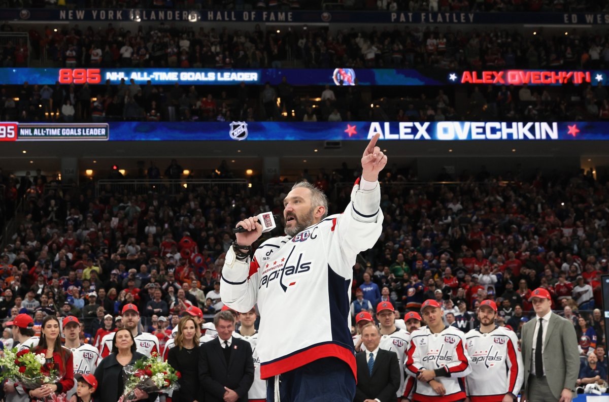 Капитан «Вашингтона» Александр Овечкин в матче с «Айлендерс» побил рекорд Уэйна Гретцки по голам в карьере забив 895 шайб