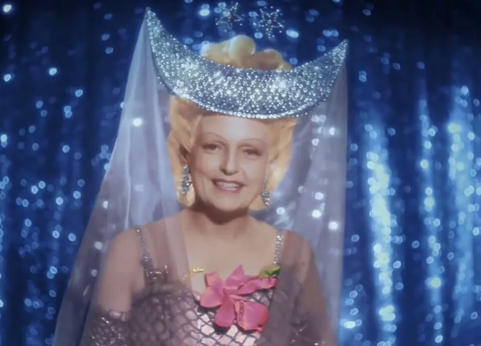 Актриса Варвара Мясникова. Я на нее не похожа, но тоже блондинка и люблю помогать людям.