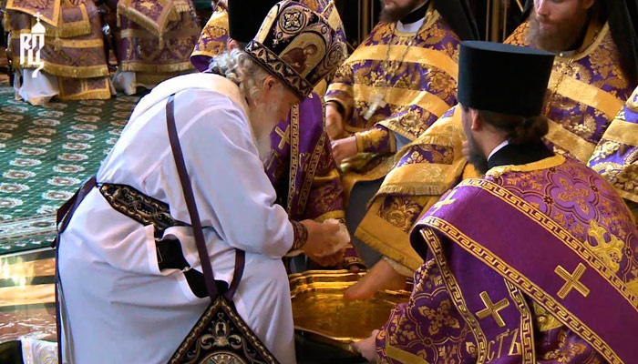 Чин омовения ног. Фото: rutube.ru