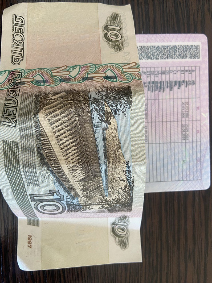 Водительские права — документ, без которого управлять автомобилем незаконно. Но что делать, если срок их действия подходит к концу?                                                                                      
   Нужно ли ждать последнего дня или можно обновить заранее? Какие документы подготовить и сколько это будет стоить?