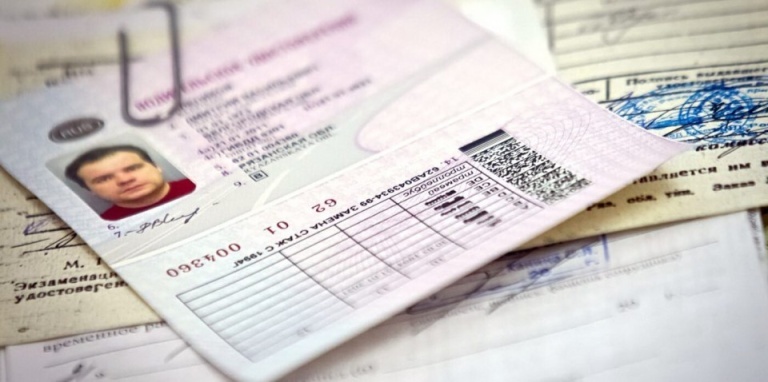 В этой статье разберём все нюансы замены водительского удостоверения в 2025 году: кому можно не спешить с обновлением, как оформить новые права через «Госуслуги», ГИБДД или МФЦ, и какой штраф грозит за езду с просроченным документом.