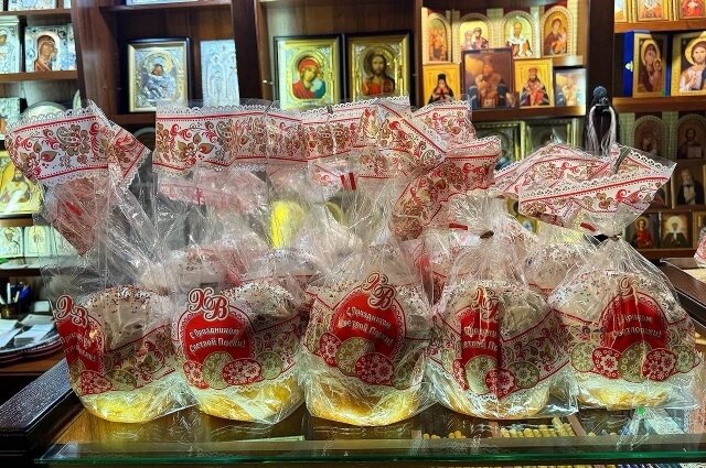    Протоирей Вячеслав Пушкарёв поделился, что кулич не нужно закрывать целлофановым пакетом/ Фото: Иркутская епархия