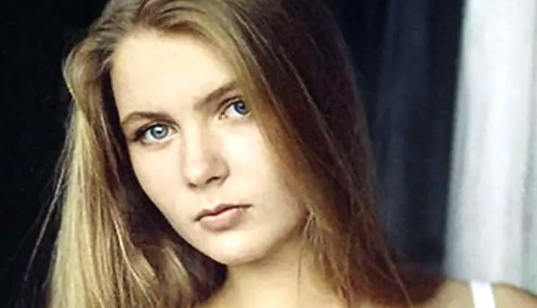 на фото Анастасия Немоляева в молодости 