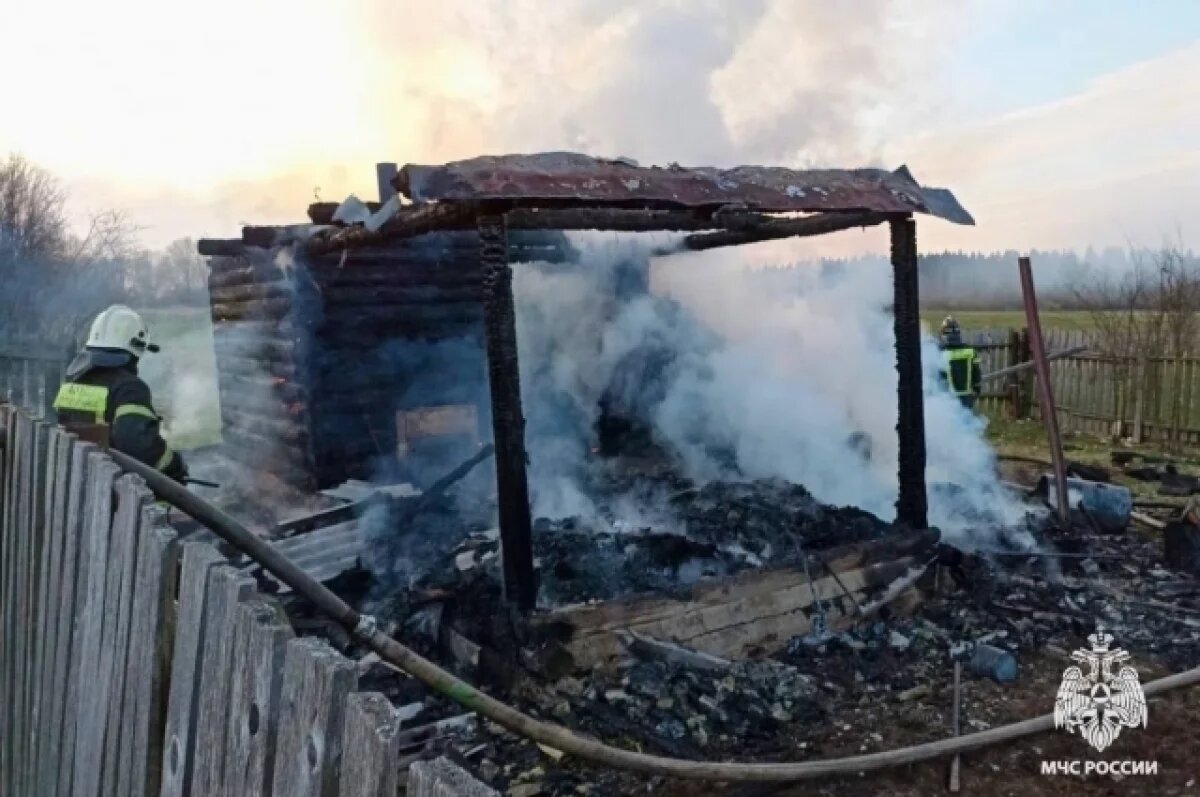    Пожар уничтожил баню в деревне Петровское Калининского округа