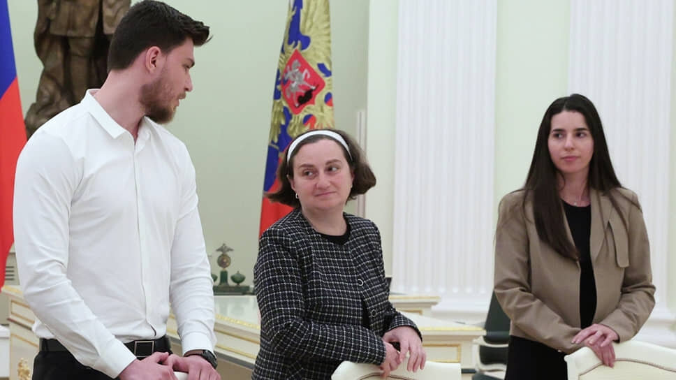 Александр Труфанов, его мама Елена Труфанова и невеста Сапир Коэн (слева направо) перед началом встречи с президентом .📷Фото: Софья Сандурская / РИА Новости