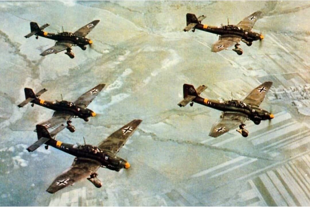 В небе, как саранча, появились десятки самолетов с черными крестами