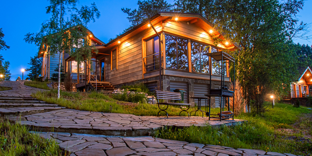 Пять преимуществ прожекторов на даче