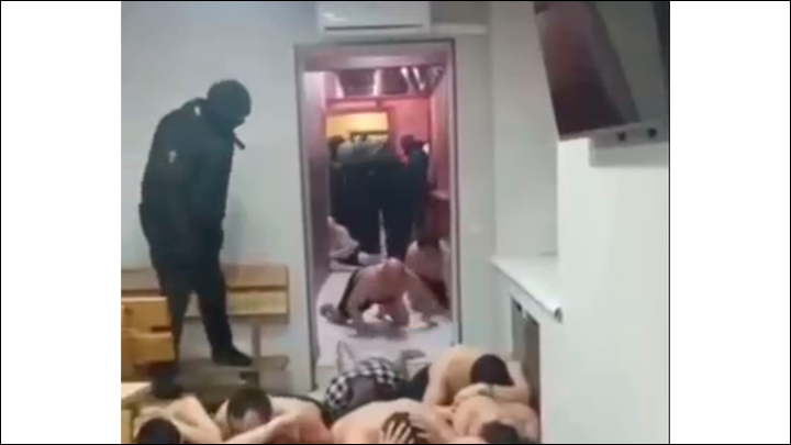    Киргизские СМИ и должностные лица попытались представить всё в максимально страшном свете: вломились, помешав людям отдыхать, пять часов били и пытали электрошокерами.Скриншот: ТГ-канал/"Многонационал"