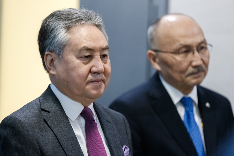    Жээнбек Кулубаев (слева). Фото: Sergey Elagin/Business Online/Global Look Press