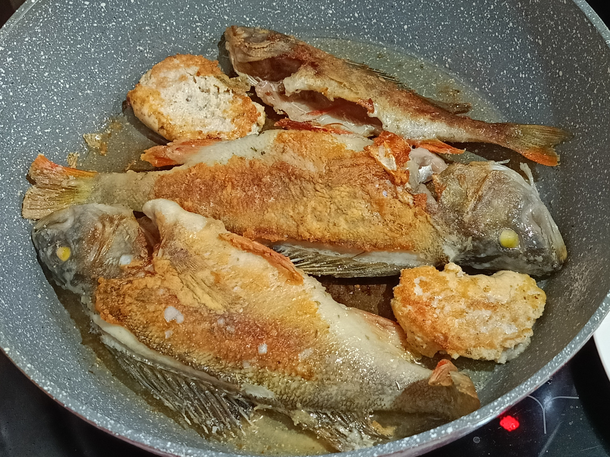 Жареные окуня, круглое это икра