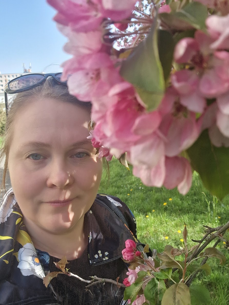 у нас уже вот так все красиво цветет:) правда, фото прошлого года, никак не могу добраться к цветущим деревьям ради фото