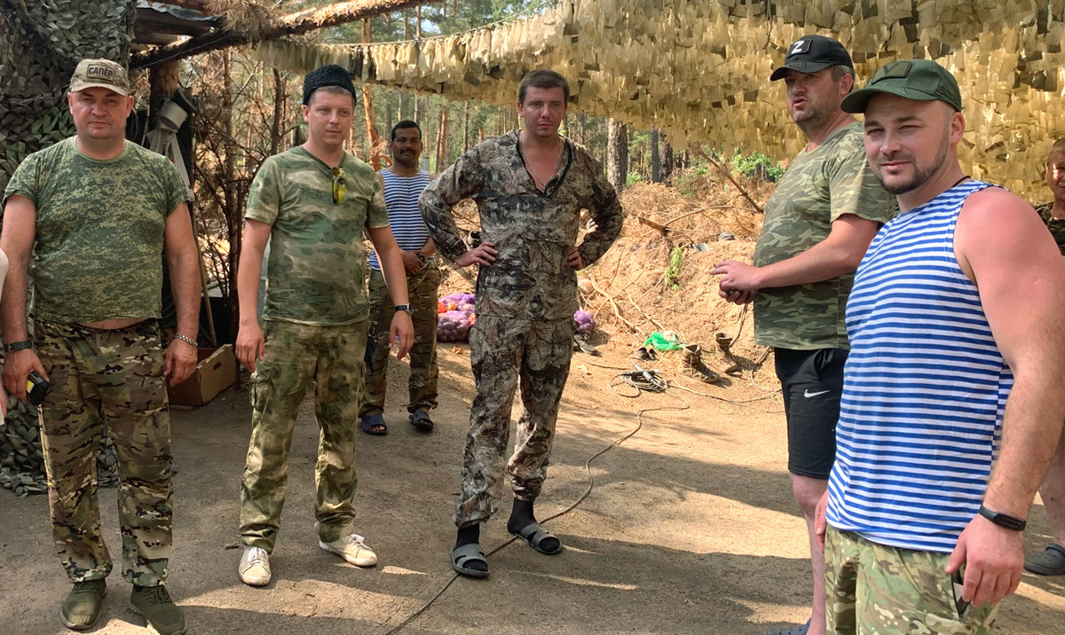 Участники СВО получают гуманитарную помощь от волонтеров. Фото автора.