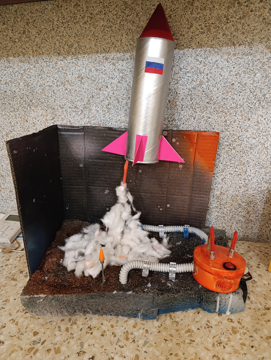 Наша поделка сад. Идея и всё смастерил Вадик, я приклеила флаг, Катя сделала фигурки из пластилина.