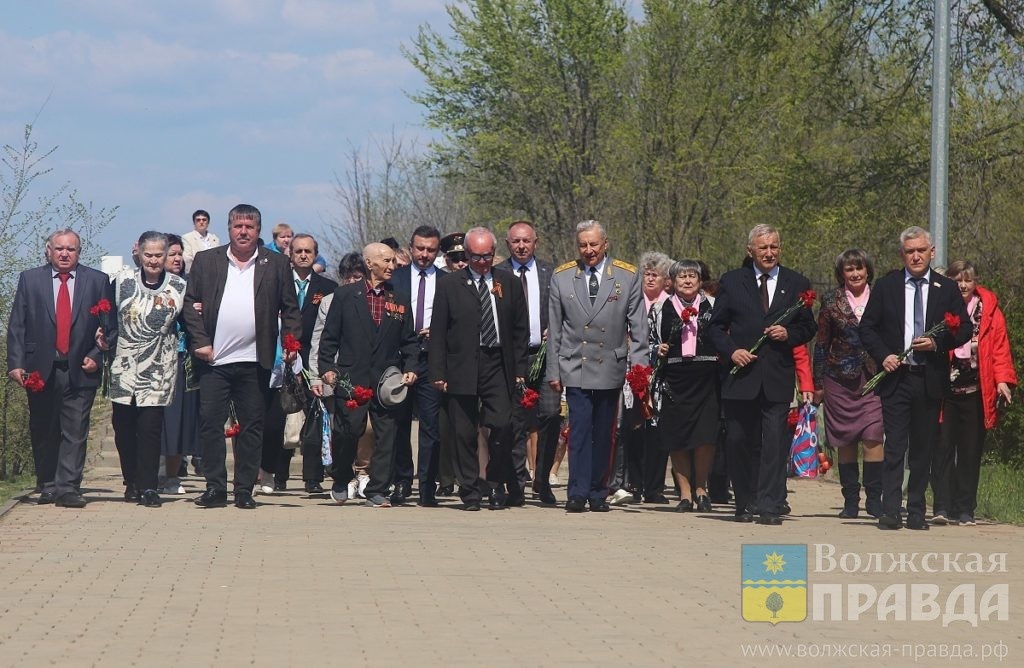 Мероприятие началось с возложения цветов📷    Волжский принял участников патриотического проекта областного совета ветеранов
