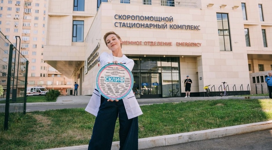 Актриса Кристина Асмус на съемках сериала «Склиф» 