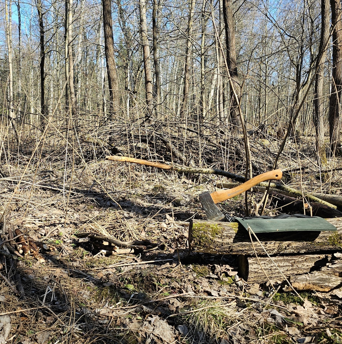 Подвес из длинной палки, укреплённой с одного конца - самый простой подвес для котелка в лесу, по мне.