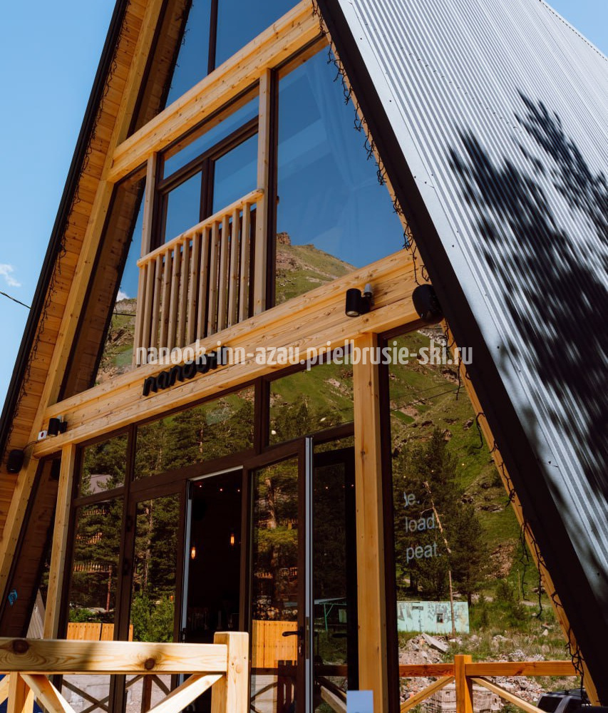 Nanook Inn поляна Азау