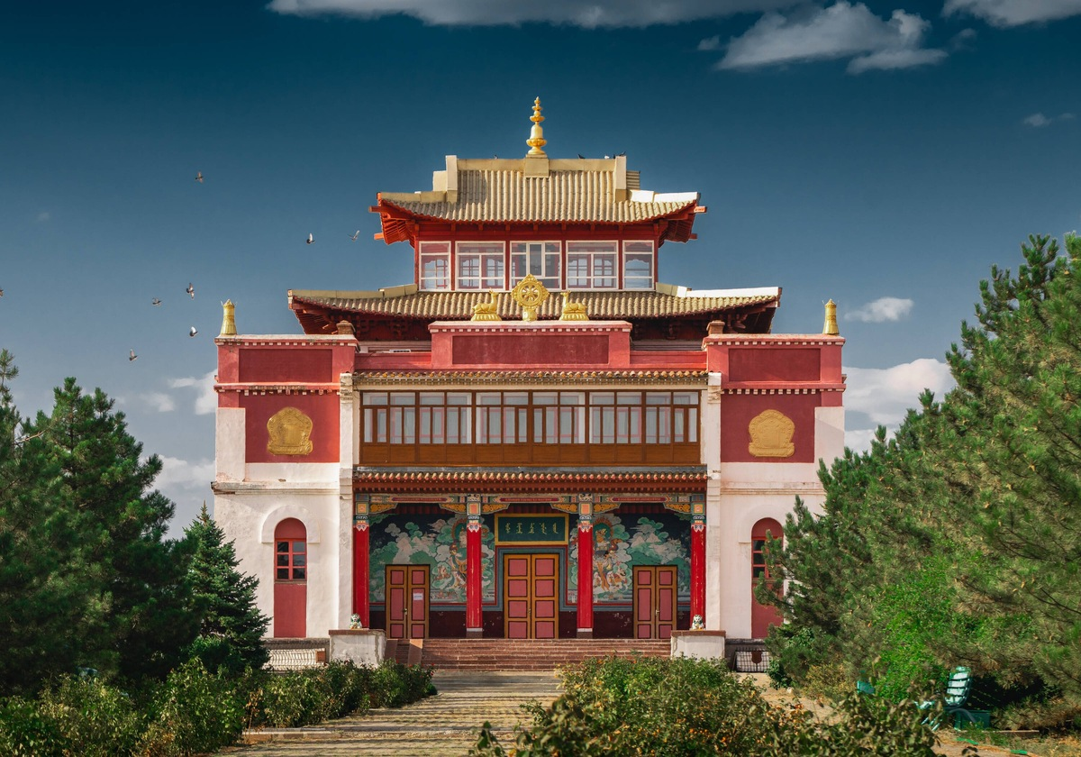 Храм (или по-калмыцки «хурул») Сякюсн-Сюме располагается в 6 км от Элисты. Своё официальное имя — «Святая обитель теории и практики школы Гелуг» — он получил от Далай-ламы XIV ещё до завершения строительства, в 1992 году