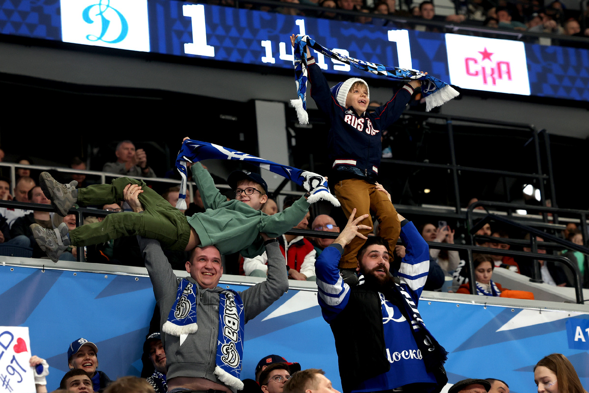 На хоккее безопасно, персонал клубов всегда развлекает зрителей конкурсами и дарит призы. Поэтому на матчи ходят целыми семьями