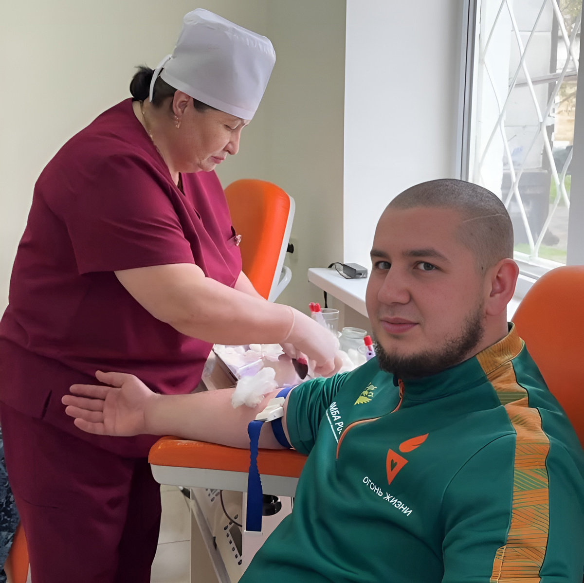 Амир Киржинов сдает кровь по примеру своего отца. Фото автора.