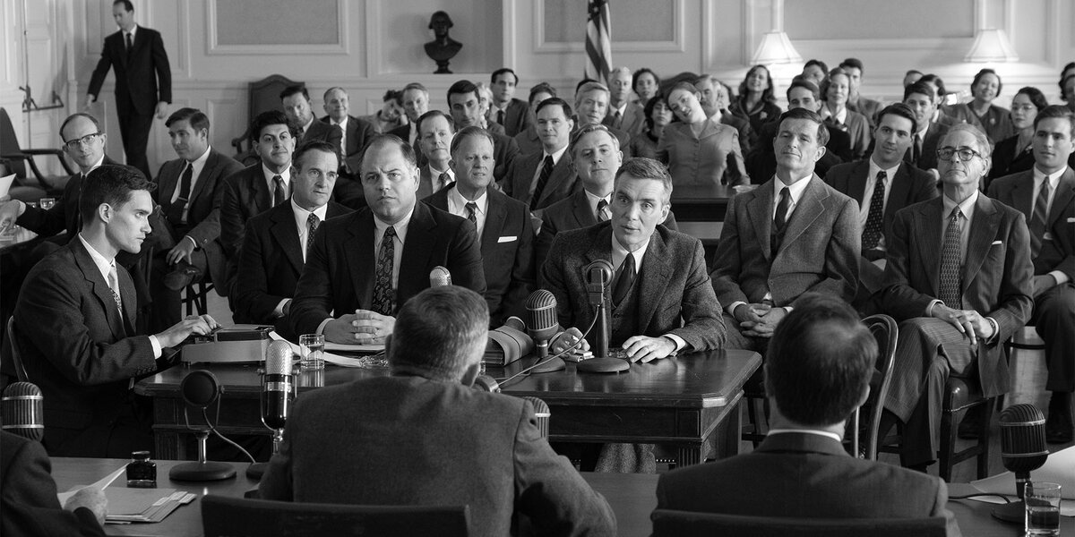 Роберт Оппенгеймер на слушаниях Комиссии, кадр из фильма.